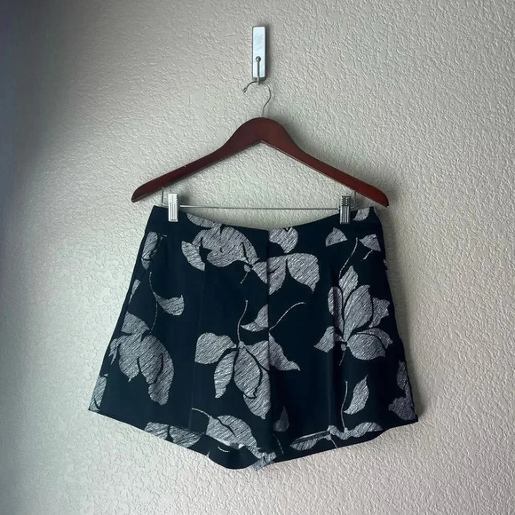 Ann Taylor Dress Shorts Women’s Floral Black and White 6 - Picture 2 of 6